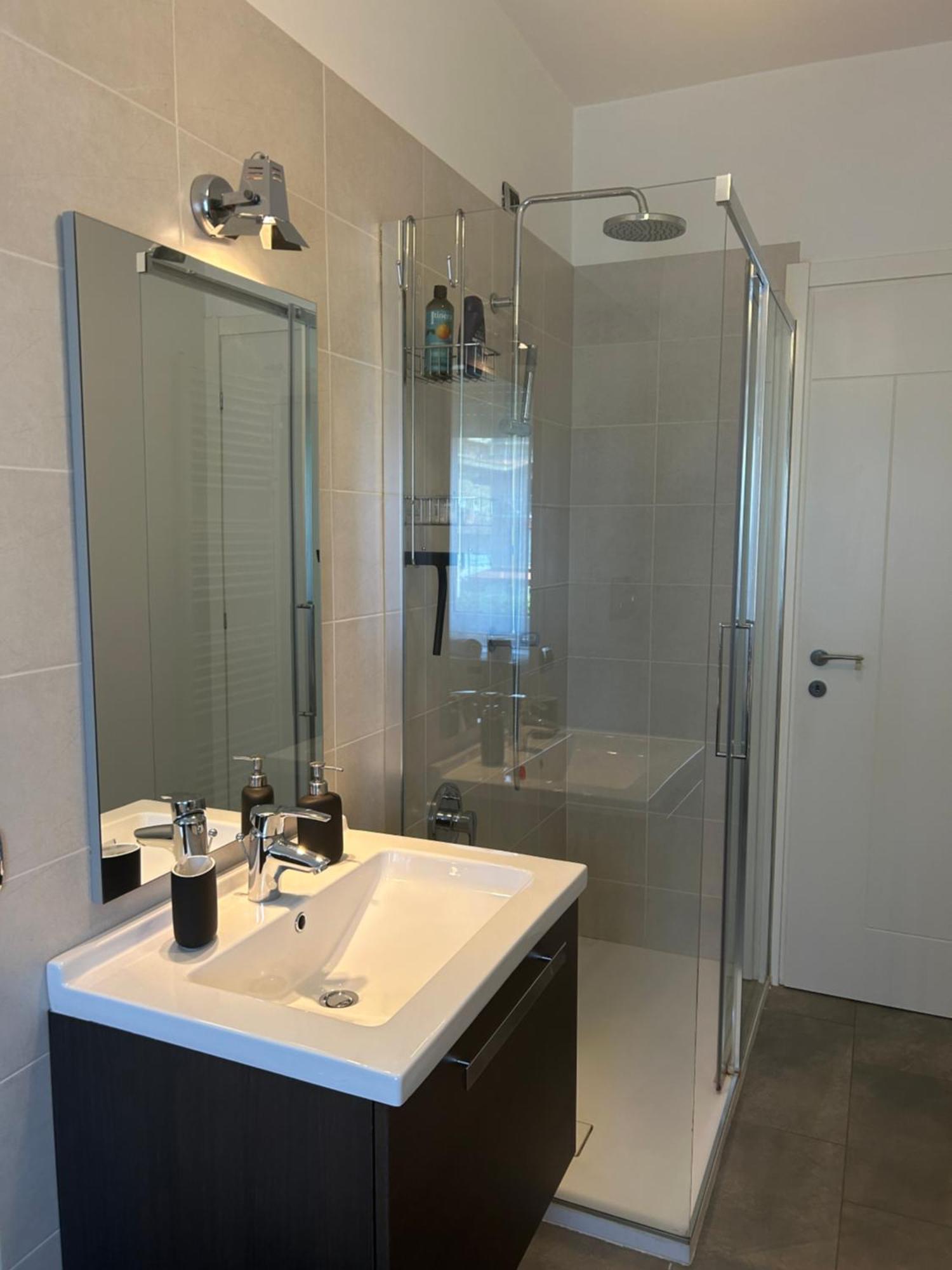 Comfortable Apartment In The Heart Of Lecco Esterno foto