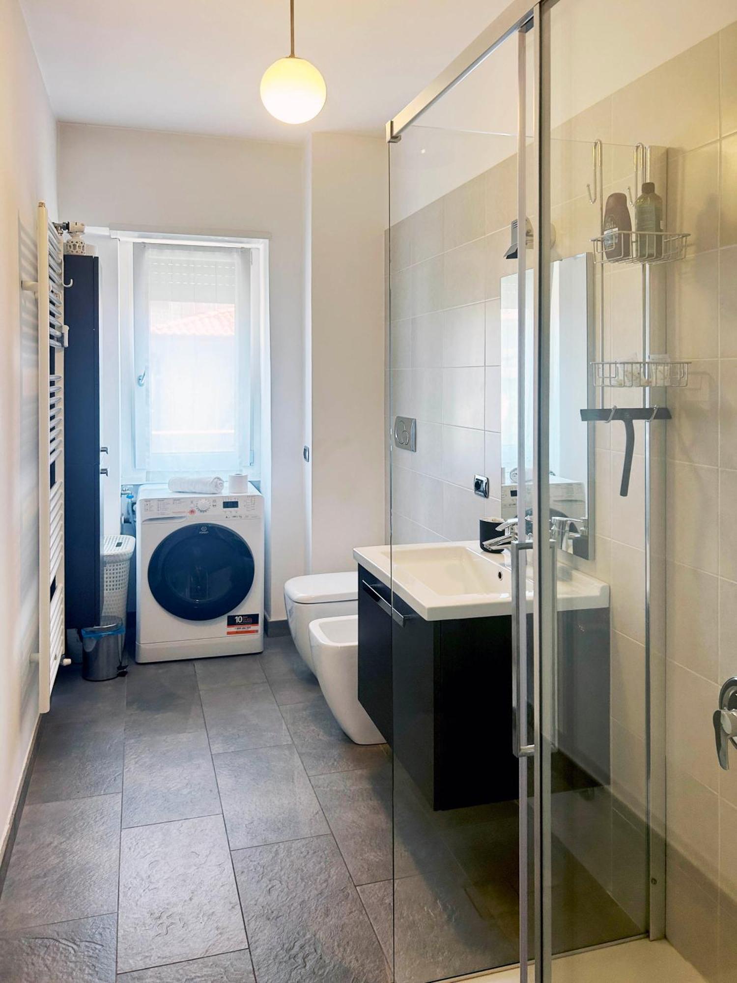 Comfortable Apartment In The Heart Of Lecco Esterno foto