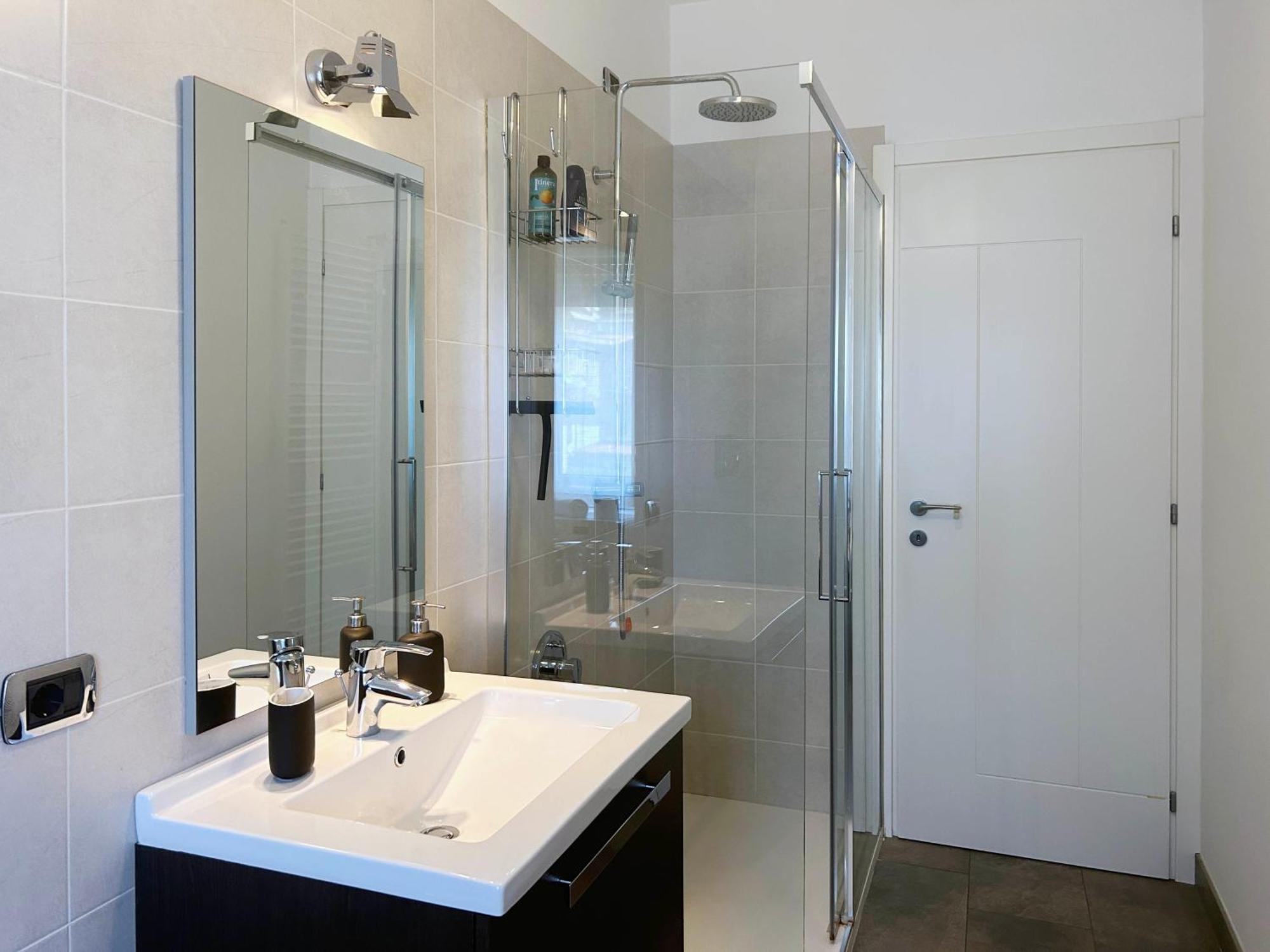 Comfortable Apartment In The Heart Of Lecco Esterno foto